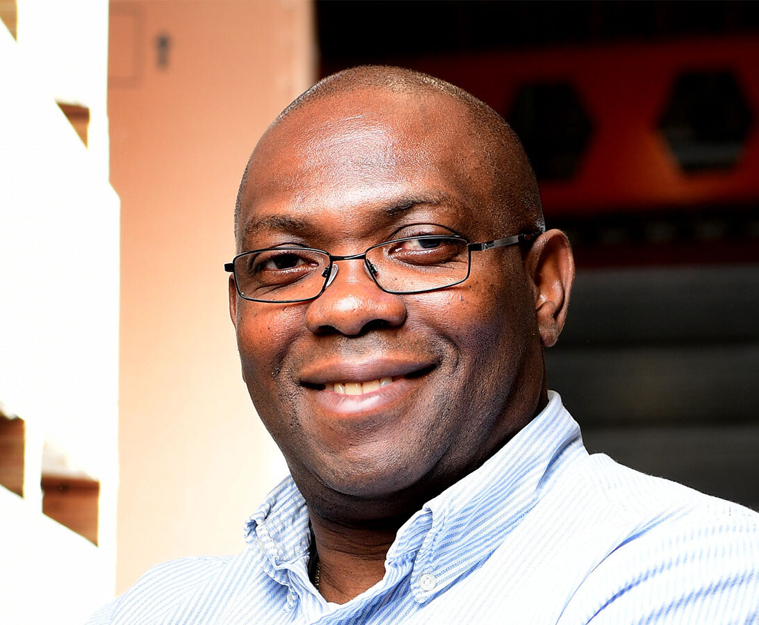 James Enti, Directeur, Hendi