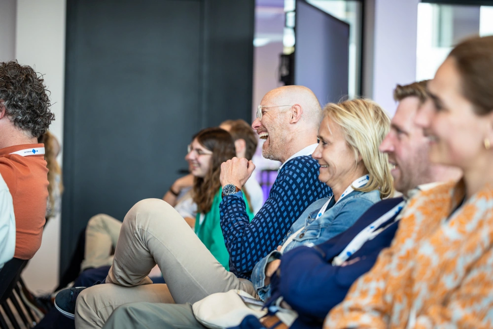 Klantendag België 2025 lachende mensen in zaal